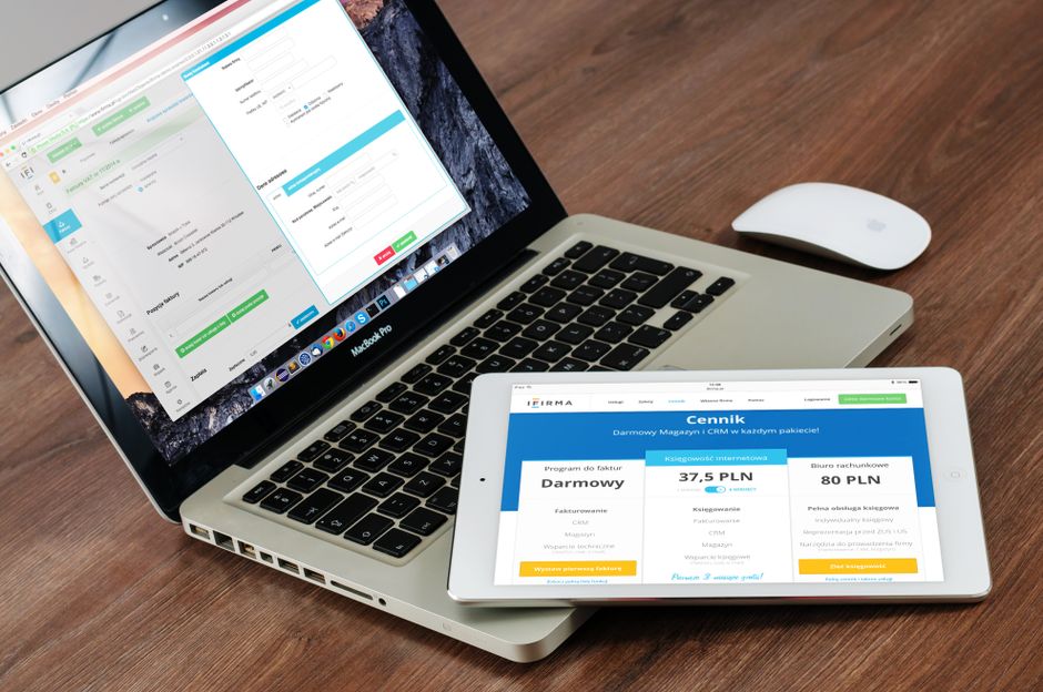 Imagem de um laptop e um tablet exibindo sistemas de gestão financeira e faturamento, relacionados ao tema de automação e controle financeiro para empresas.