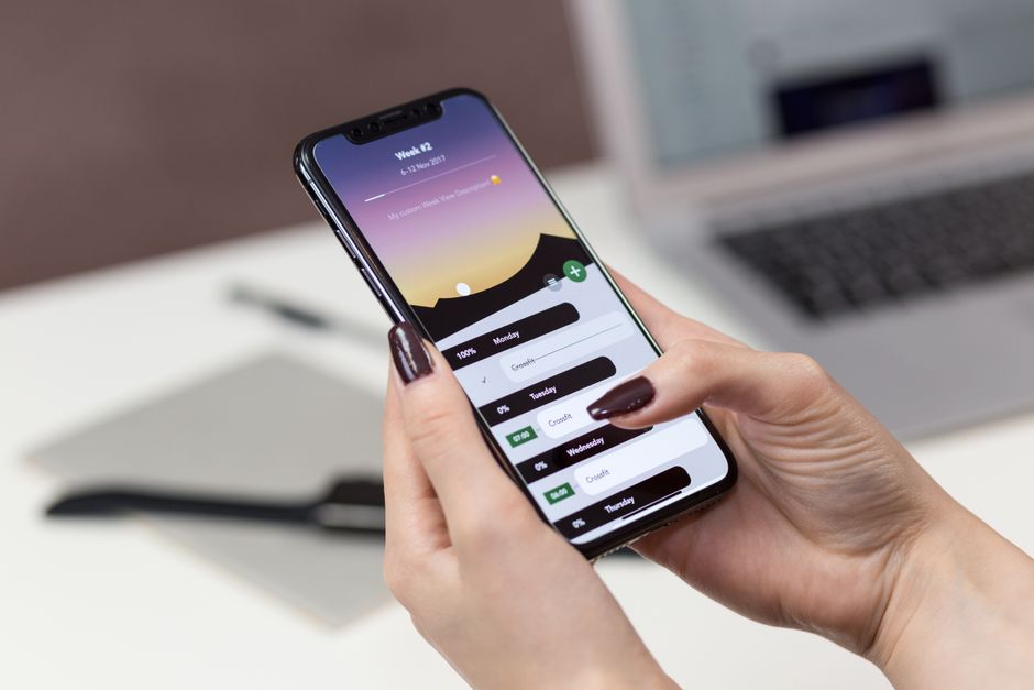 Pessoa utilizando um aplicativo de planejamento semanal em smartphone, relacionado à gestão de tarefas ou rotina digital.