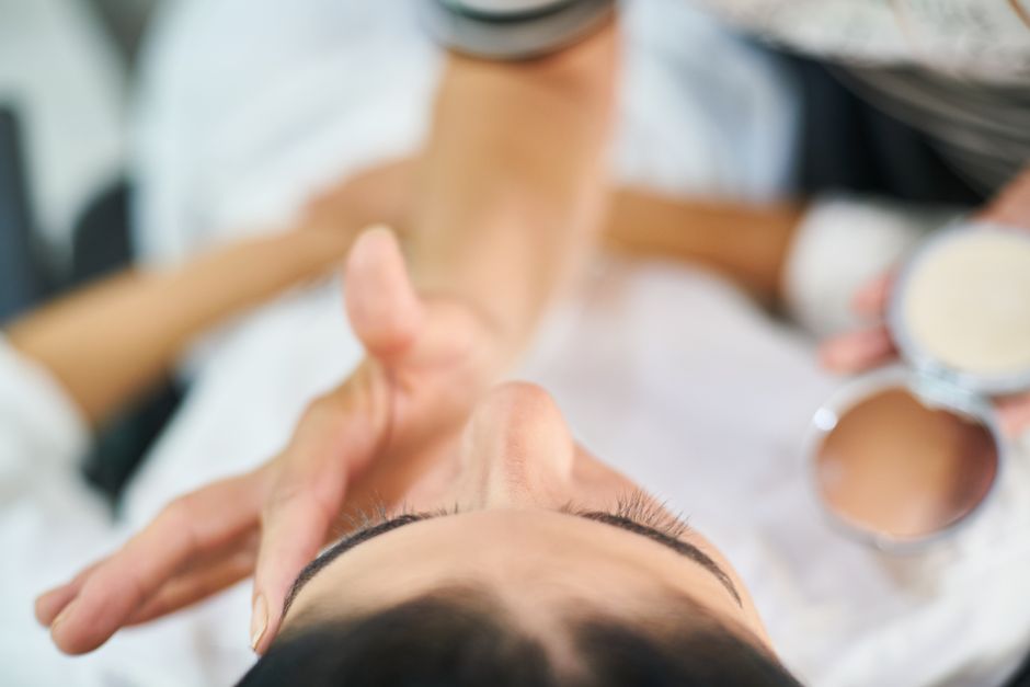 Imagem de uma pessoa recebendo tratamento de beleza facial, destacando cuidados com estética facial.