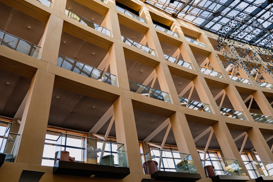 Imagem de um edifício com design moderno, mostrando várias janelas e áreas de conservação arquitetônica, ideal para artigos sobre arquitetura inovadora.