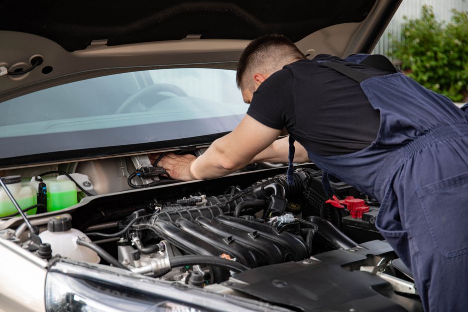 Como Identificar Vazamentos no Carro: Guia Completo 2026