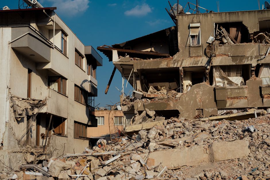 Imagem de edifícios destruídos após um desastre, simbolizando a vulnerabilidade urbana e a necessidade de planejamento para emergências.