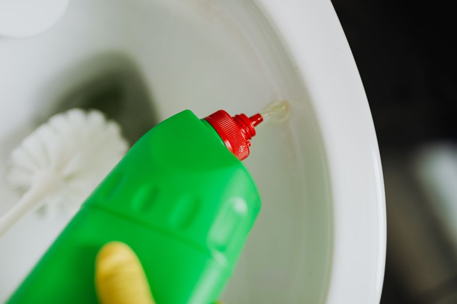 Imagem de um produto de limpeza sendo utilizado, enfatizando a higiene e cuidado em ambientes domésticos ou comerciais.
