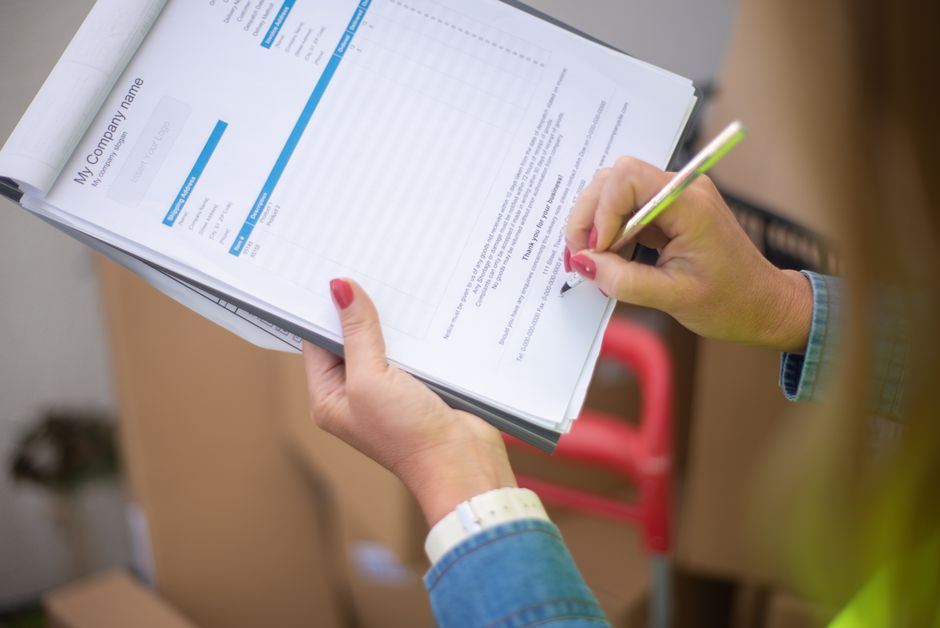Pessoa revisando e assinando um contrato de prestação de serviços empresariais, destacando aspectos de gestão e formalização de processos comerciais.