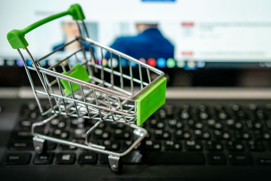 Imagem ilustrando compras online com foco no tema de comércio eletrônico e gestão financeira digital.