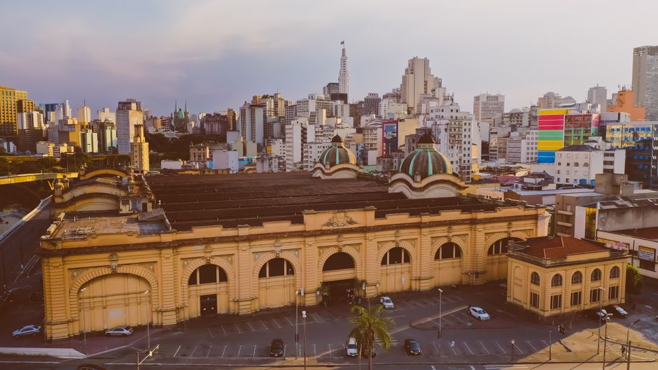 Vista aérea de um centro cultural histórico na cidade, com arquitetura marcante e ambiente urbano ao redor