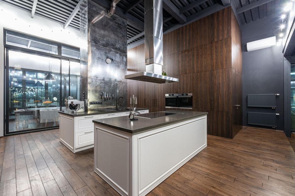 Cozinha moderna com ilha central, destacando design contemporâneo e integração dos elementos arquitetônicos.