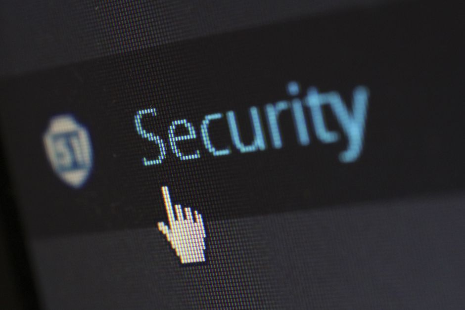 Tela de computador exibindo a palavra 'Security' com um cursor indicando a opção, simbolizando segurança digital e proteção de informações.