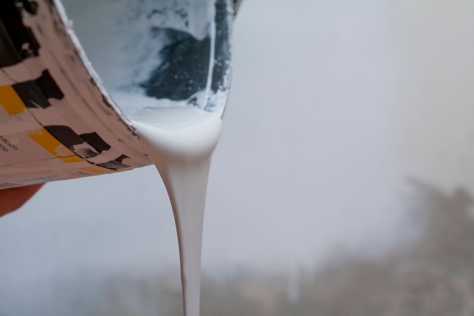 Goleada de leite sendo derramada, simbolizando o desperdício de recursos ou problemas na produção de alimentos.