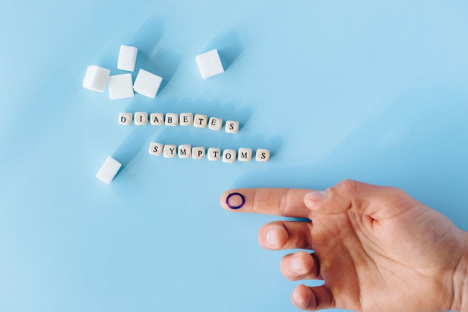 Imagem que destaca a relação entre diabetes e sintomas, sugerindo conscientização sobre a doença.