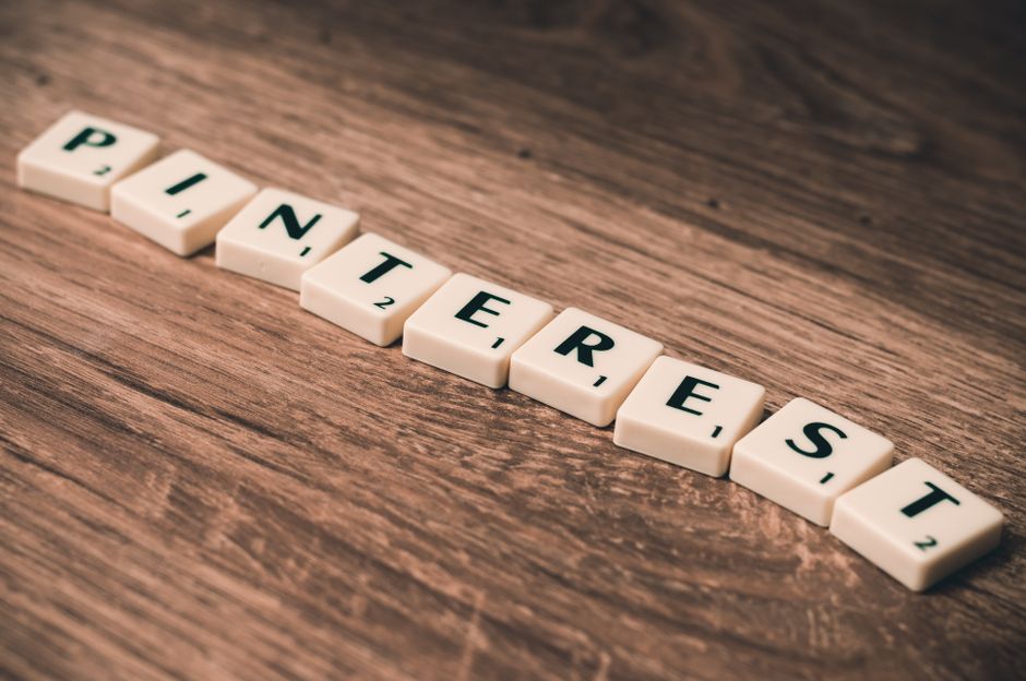 Este é um arranjo de peças de dominó formando a palavra 'PINTEREST', simbolizando a ideia de inspiração e criatividade visual online.