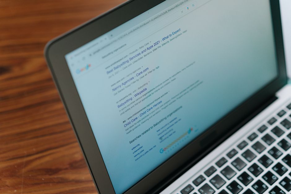Imagem de um laptop exibindo resultados de busca na internet, ideal para artigos sobre pesquisa online, ferramentas digitais ou navegação na web.