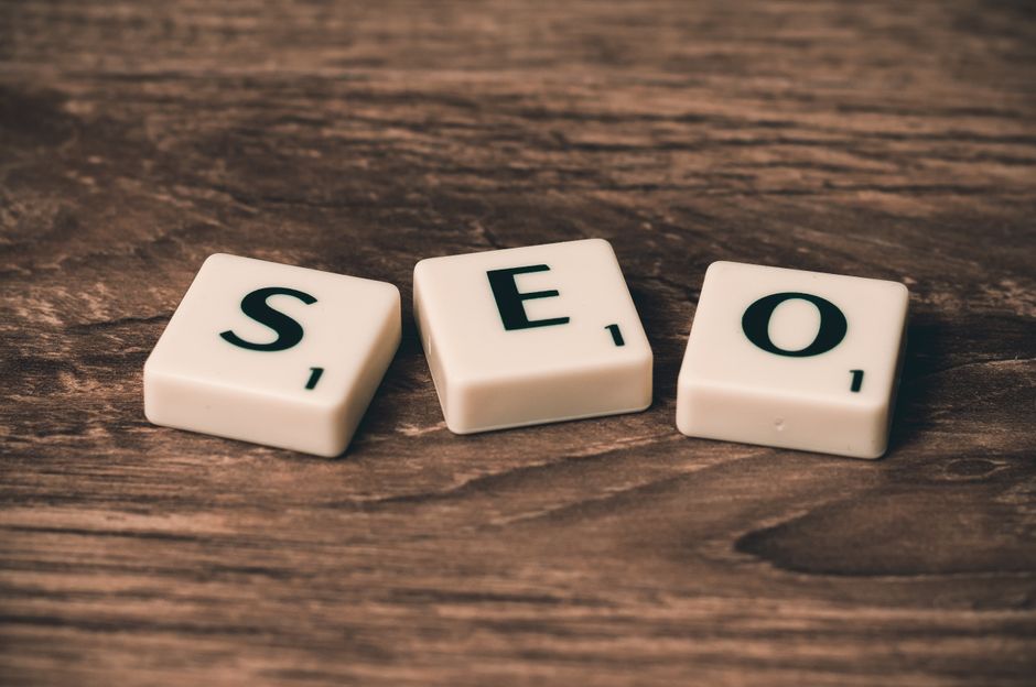 Imagem ilustrando a importância de estratégias de SEO para melhorar a visibilidade online de negócios.