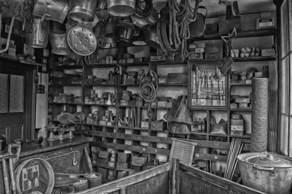 Imagem de uma despensa organizada com diversos utensílios e ingredientes, refletindo preparação e armazenamento de alimentos em ambiente doméstico ou comercial.