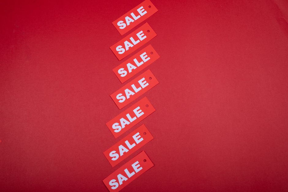 Imagem de etiquetas de promoção com a palavra 'SALE' em destaque, voltada para estratégias de marketing e vendas em lojas ou campanhas comerciais.