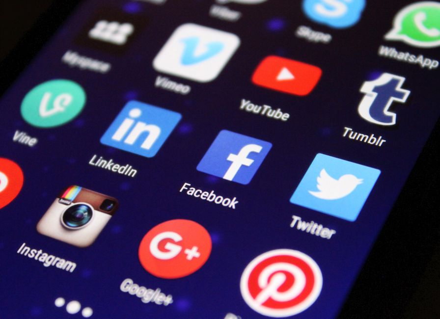 Tela de smartphone exibindo ícones de redes sociais, destacando o uso de plataformas digitais para estratégias de marketing e comunicação.