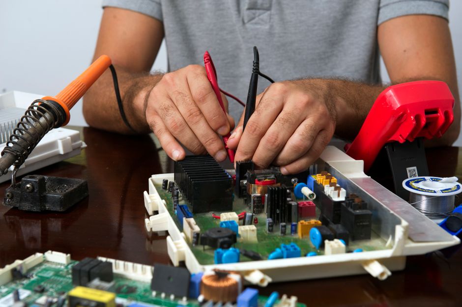Dicas de manutenção tecnológica para evitar problemas em casa em 2026