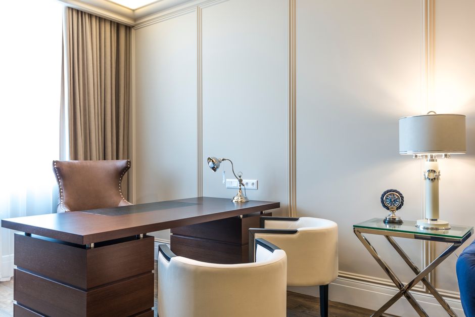 Imagem de um escritório elegante com mobiliário moderno, ideal para artigos sobre gestão empresarial ou ambientes de trabalho sofisticados.