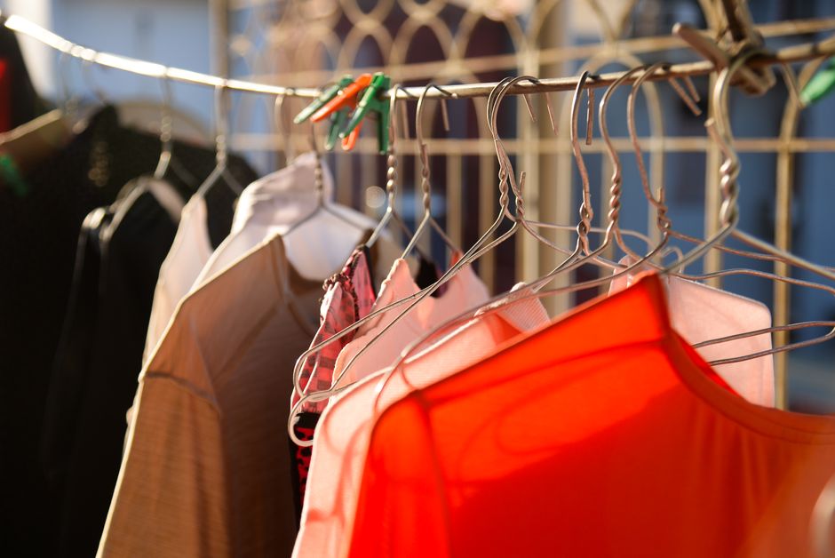 Dicas para manter a roupa limpa e fresca durante o dia: guia completo 2026
