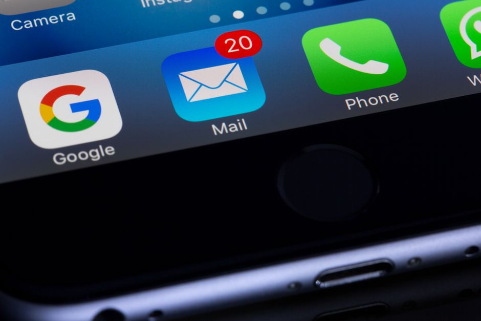 Imagem de uma tela de smartphone mostrando notificações de e-mail não lidas, ideal para artigos sobre gestão de tempo e comunicação digital.