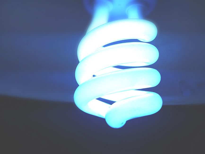 Lâmpada de iluminação compacta e moderna, destacada por seu design fluido e tecnologia de luz de LED, ideal para artigos sobre inovação e eficiência energética.