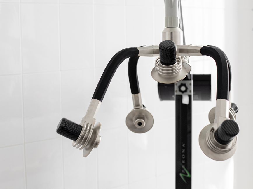 Raio-x de uma luminária cirúrgica com luz de LED, com foco na saúde e tecnologia em ambientes hospitalares.