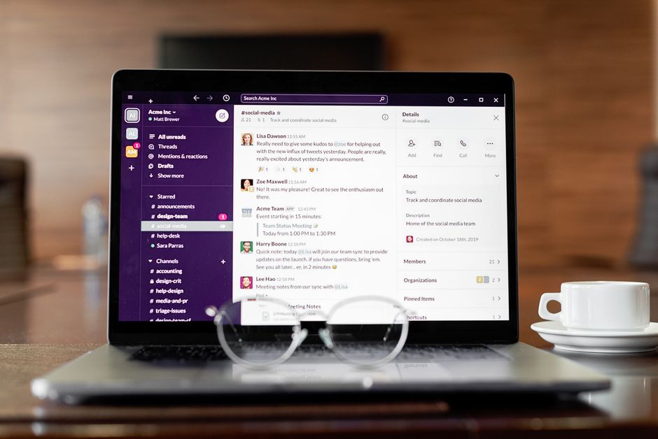 Tela de computador exibir plataforma de gerenciamento de redes sociais, destacando o tema de marketing digital e planejamento de conteúdo.