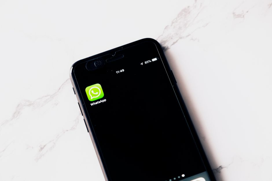 Imagem de um smartphone exibindo o ícone do WhatsApp, ideal para artigos sobre comunicação digital e estratégias de marketing.