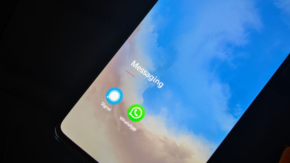Imagem de um smartphone exibindo a tela de aplicativos de mensagens, destacando o uso de comunicação digital em ambientes profissionais e pessoais.