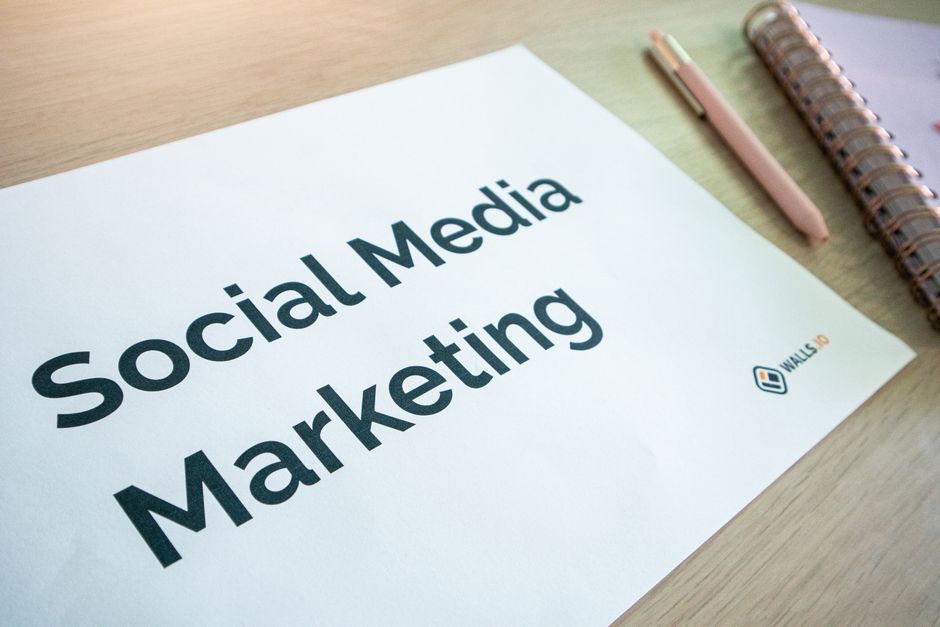 Imagem de uma sessão de planejamento de marketing de mídia social, com foco na estratégia digital para empresas.