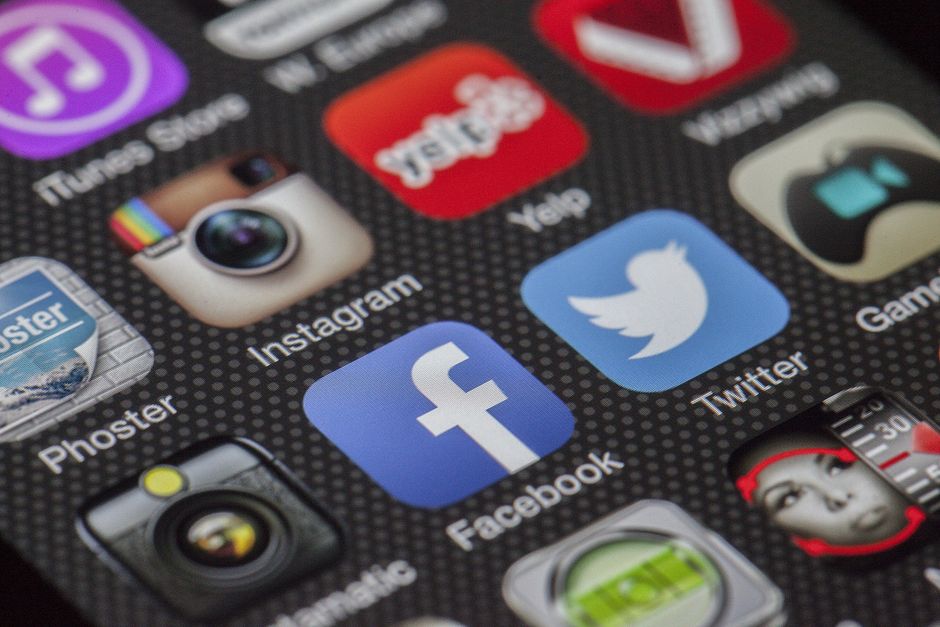 Imagem de ícones de redes sociais em um dispositivo móvel, evidenciando o uso de plataformas digitais e comunicação online.