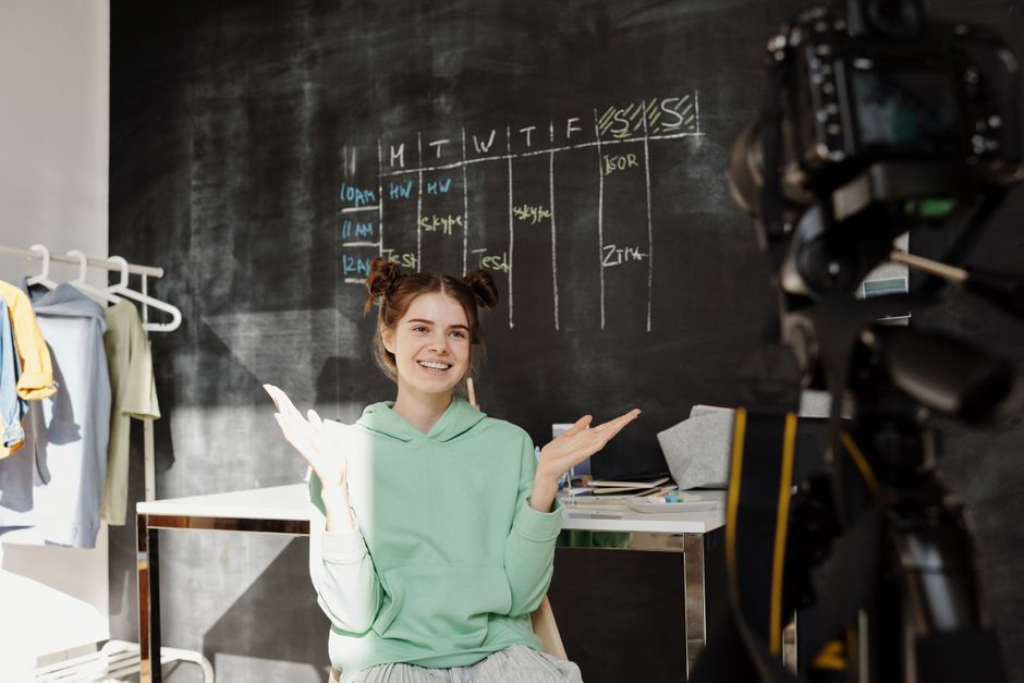 Como usar o TikTok para divulgar projetos educacionais em 2026: Guia completo