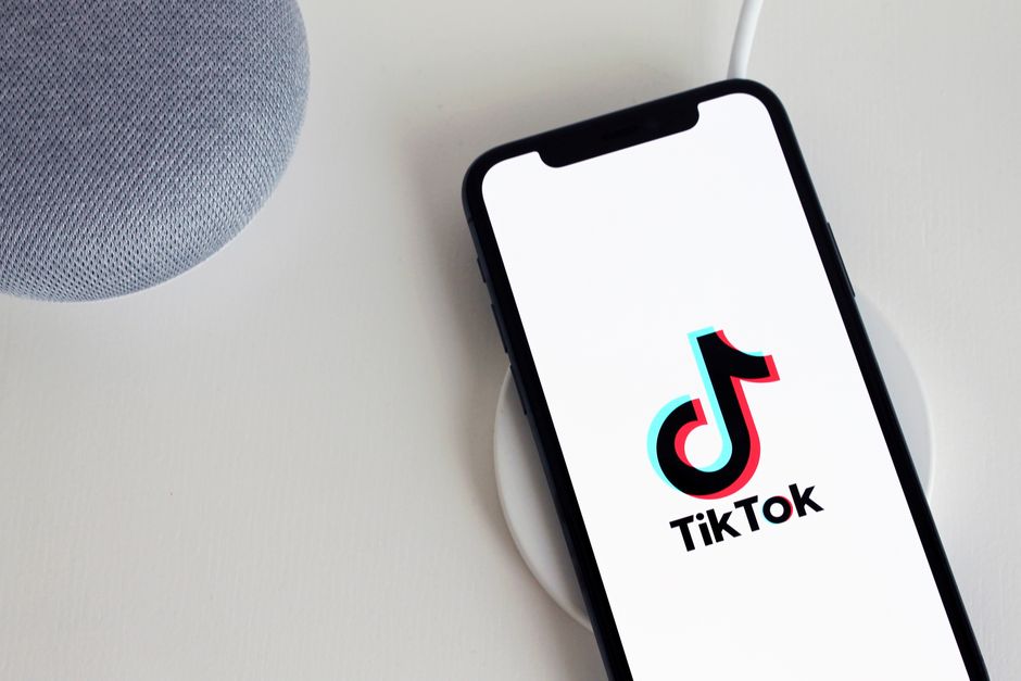 Imagem de um smartphone exibindo o logo do TikTok, sugerindo temas relacionados a redes sociais e marketing digital.