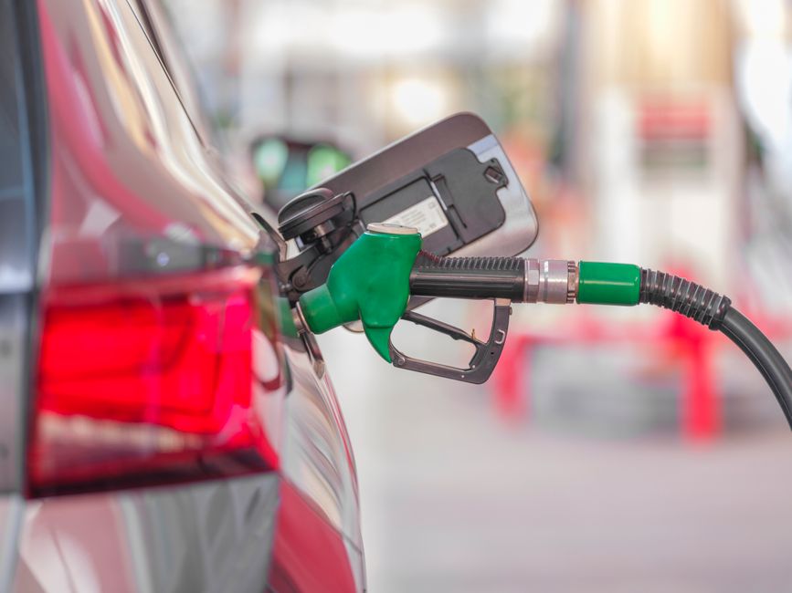 Dicas para economizar combustível no carro em 2026: guia completo para gastar menos