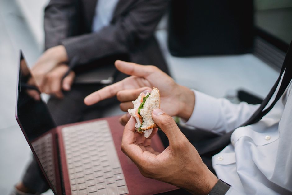 Dicas para organizar o intervalo do almoço no trabalho em 2026: guia completo