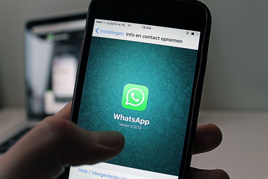 Pessoa usando WhatsApp em smartphone, ilustrando comunicação digital no contexto cotidiano ou profissional.