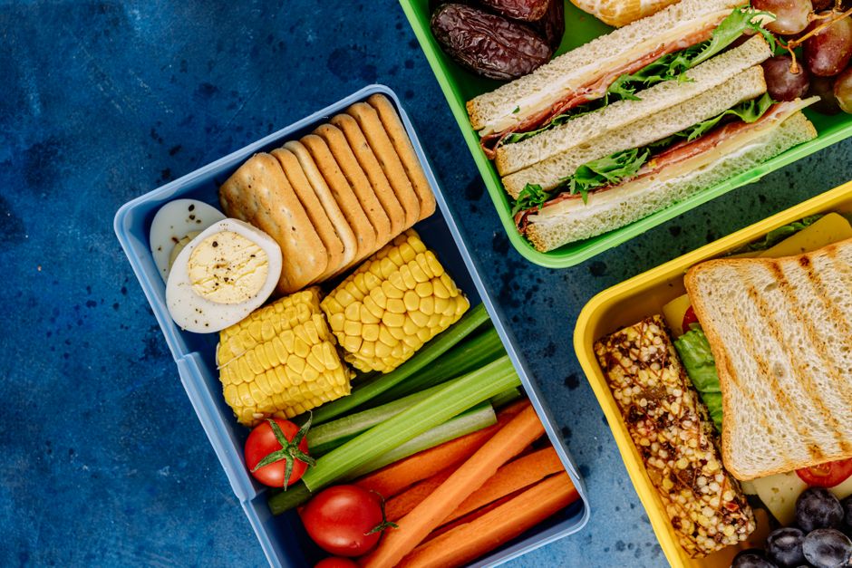 Imagem de diferentes lanches saudáveis em recipientes de marmita, ideal para abordar dicas de alimentação equilibrada e planejamento de refeições.
