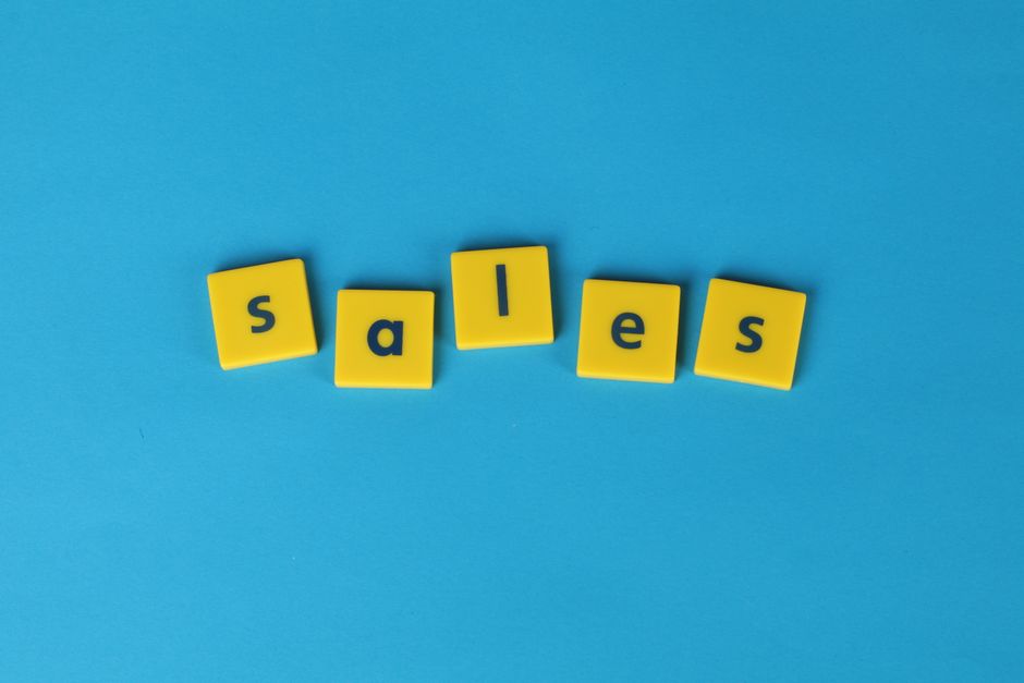 Imagem representando o tema de impostos com blocos de letras formando a palavra 'sálices' sobre fundo azul, destacando a importância de entender questões fiscais.