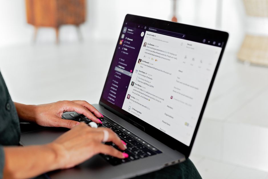 Pessoa utilizando um laptop para gerenciar comunicados e tarefas, simbolizando trabalho remoto e produtividade digital.