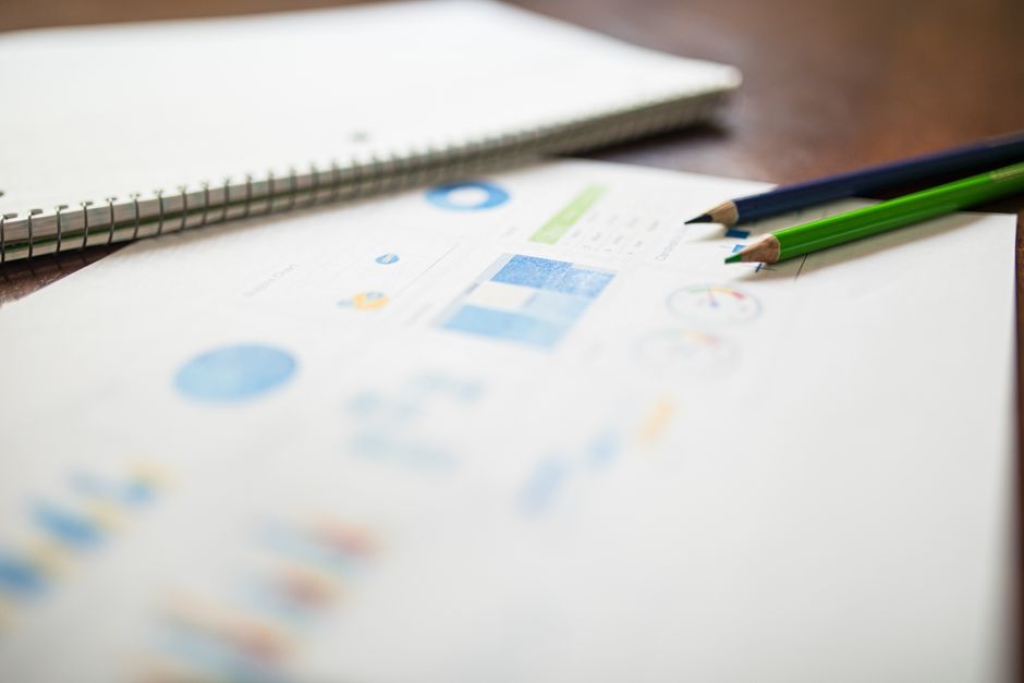 Imagem de materiais de análise financeira e planejamento, ideal para ilustrar artigos sobre estratégias de gestão e tomada de decisão nos negócios.