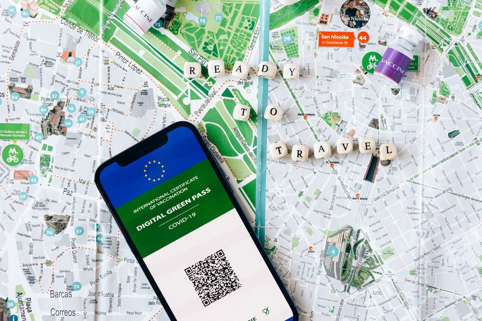 Imagem representando planejamento de viagens e saúde, com mapa, passaporte de vacinação digital, e elementos relacionados ao turismo e mobilidade urbana.