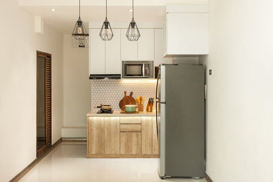 Imagem de uma cozinha moderna e minimalista com foco em design de interiores e organização de ambientes residenciais.