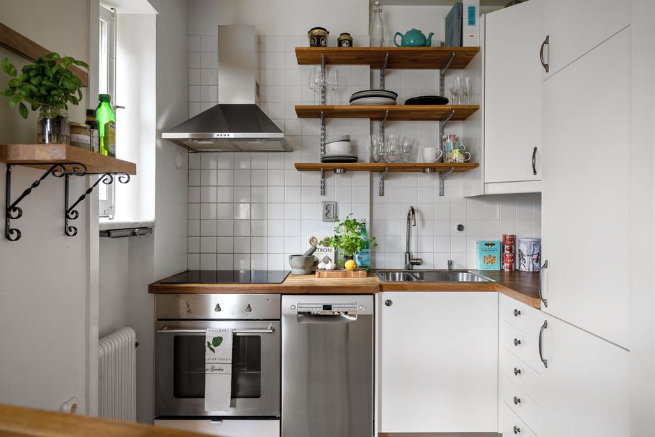 Cozinha moderna e bem organizada com elementos de decoração e utensílios visíveis, ideal para artigos sobre design de interiores ou organização doméstica.