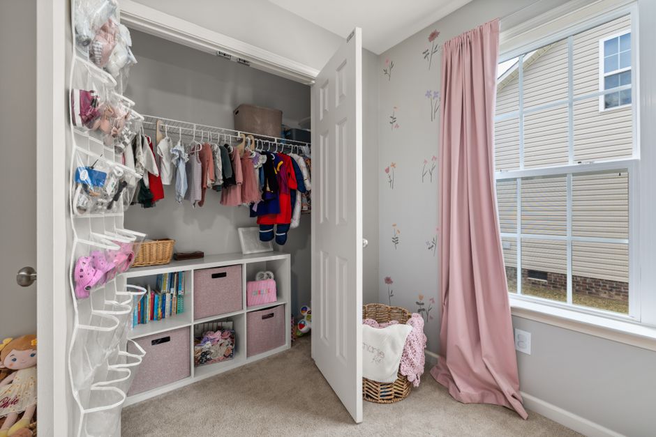 Dicas para organizar o espaço do seu closet pequeno em 2026: guia completo
