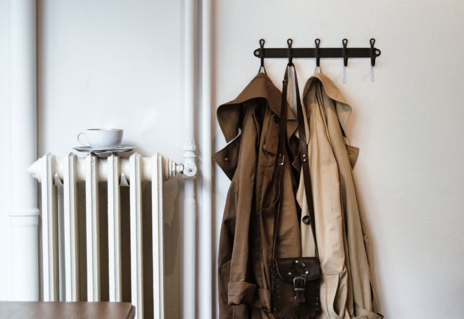 Imagens de um hall de entrada com cabideiro porta-roupas, chamando atenção para organização e estilo clássico do ambiente.