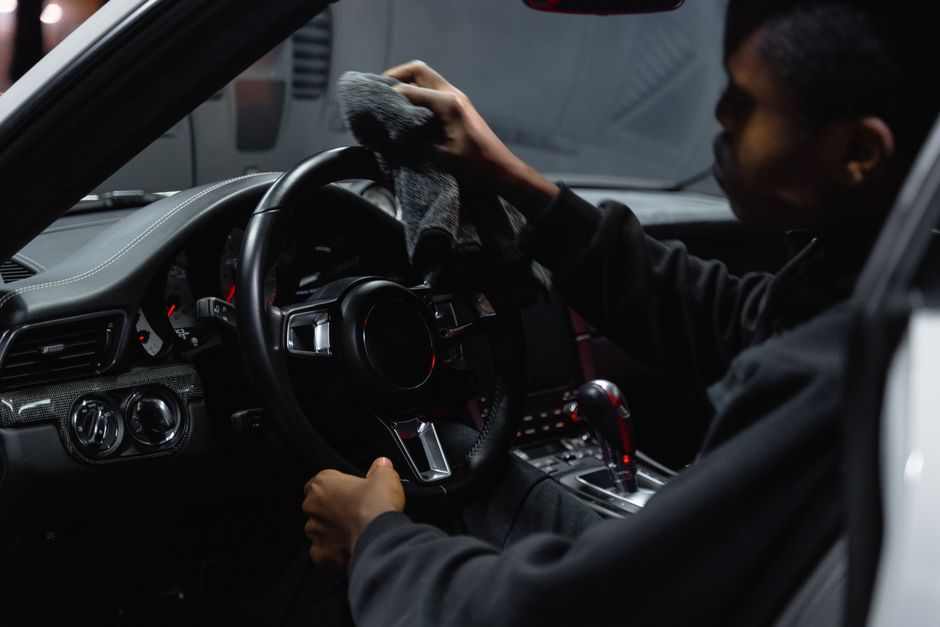 Dicas para limpar o interior do carro em 2026: guia completo e passo a passo