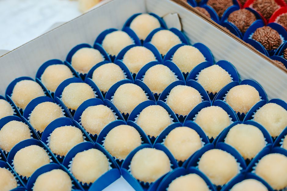 Caixas de doces finos e tradicionais perfeitas para celebrações e eventos especiais.