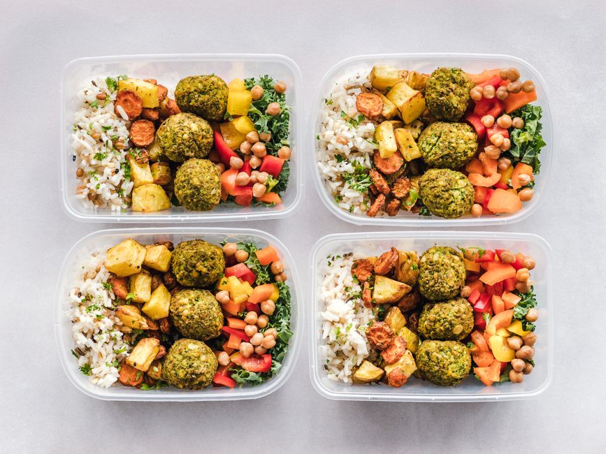 Refeições saudáveis em recipientes com alimentos variados para uma rotina prática e nutritiva.