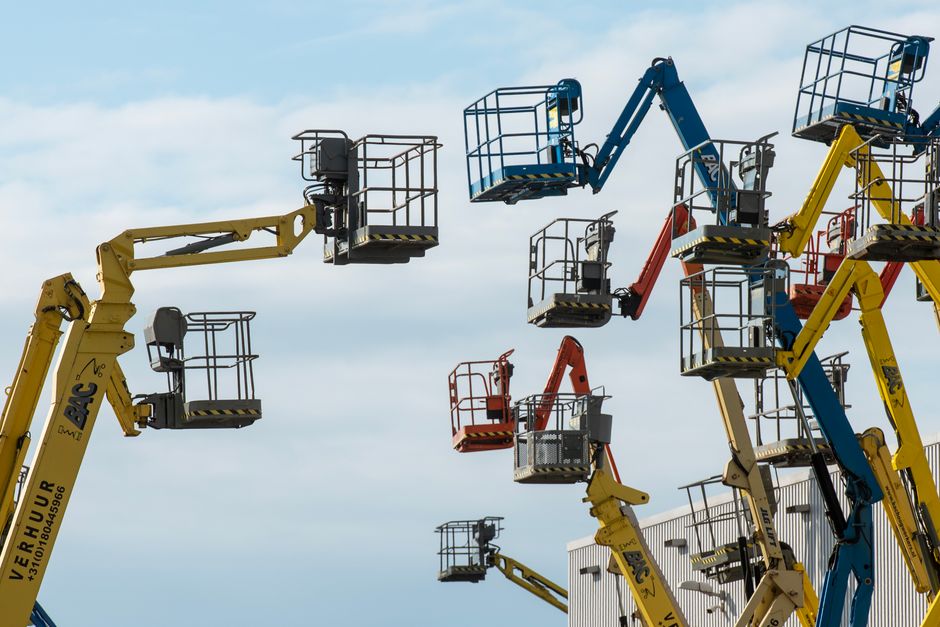Imagem de plataformas elevatórias levantadas ao céu, simbolizando expansão e crescimento empresarial.