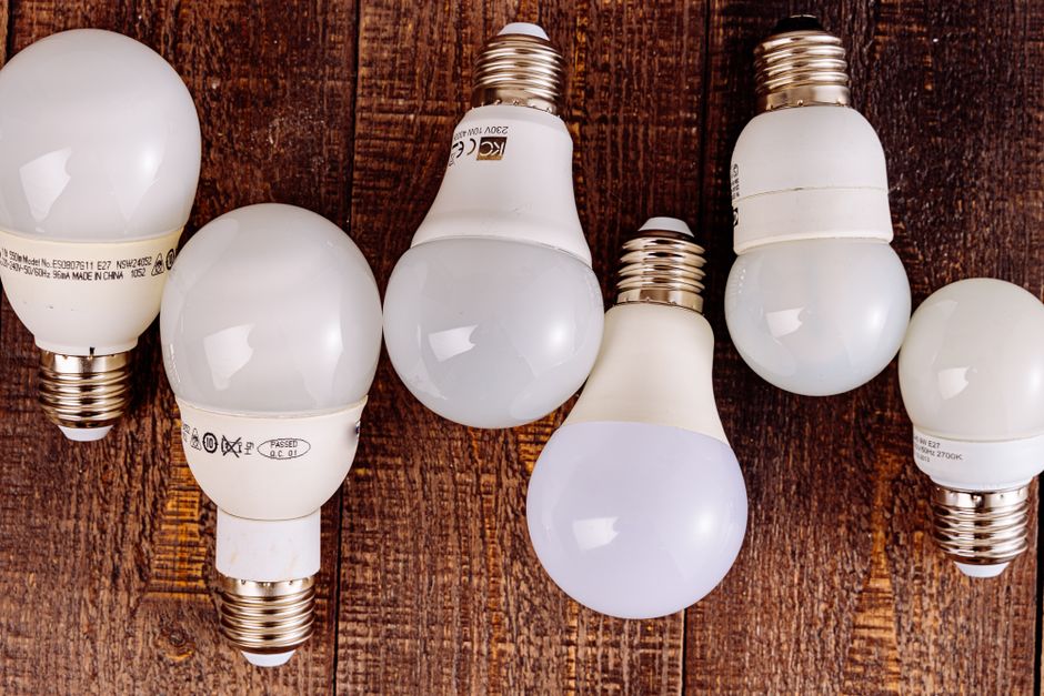 Imagem de várias lâmpadas de LED acesas, representando ideias de inovação e criatividade.